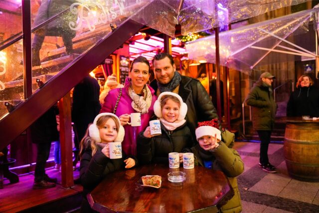Am Montagabend (23.12.) stimmten sich viele Besucherinnen und Besucher auf dem Weihnachtsmarkt in Dortmund auf das Weihnachtsfest ein.