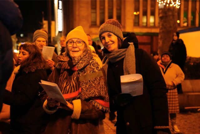 Das Weihnachtssingen in Dortmund ist mittlerweile eine liebgewonnene Tradition. Hunderte Besucherinnen und Besucher sangen am Montagabend mit.