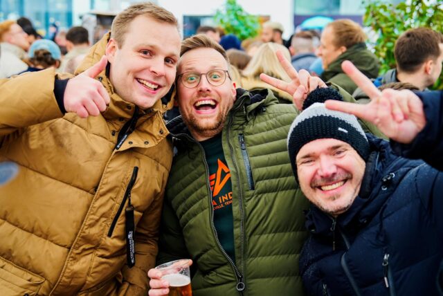 An Heiligabend waren die Menschen auf dem Dortmunder Weihnachtsmarkt unterwegs. Auch beim traditionellen Frühschoppen auf dem Alten Markt war eine Menge los.