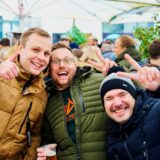 An Heiligabend waren die Menschen auf dem Dortmunder Weihnachtsmarkt unterwegs. Auch beim traditionellen Frühschoppen auf dem Alten Markt war eine Menge los.