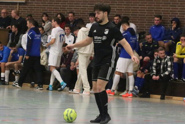 Berke Durgut von Eintracht Werne beim Hallenfußball.
