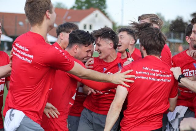 Yannick Lachowicz, Kapitän Werner SC, feiert mit seiner Mannschaft den Aufstieg aus der Bezirksliga 2023/24.