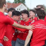 Yannick Lachowicz, Kapitän Werner SC, feiert mit seiner Mannschaft den Aufstieg aus der Bezirksliga 2023/24.