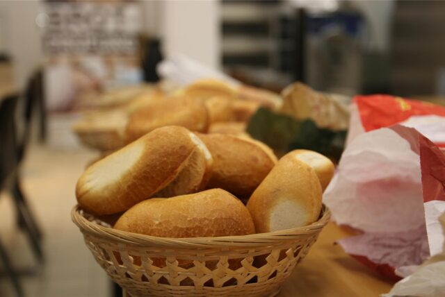 Brötchen und Brot auf einem Tisch.
