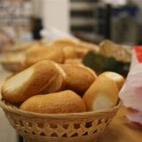 Brötchen und Brot auf einem Tisch.