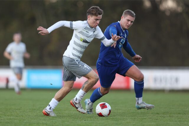 Zwei Fußballspieler im Zweikampf.