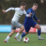 Zwei Fußballspieler im Zweikampf.