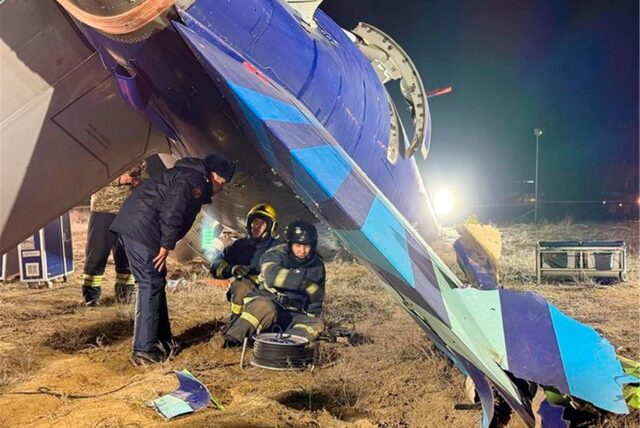 Dieses aus einem von der Verwaltung der Region Mangghystau veröffentlichten Videostandbild zeigt das Wrack einer Embraer 190 der Azerbaijan Airlines in der Nähe des Flughafens von Aktau.