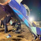 Dieses aus einem von der Verwaltung der Region Mangghystau veröffentlichten Videostandbild zeigt das Wrack einer Embraer 190 der Azerbaijan Airlines in der Nähe des Flughafens von Aktau.