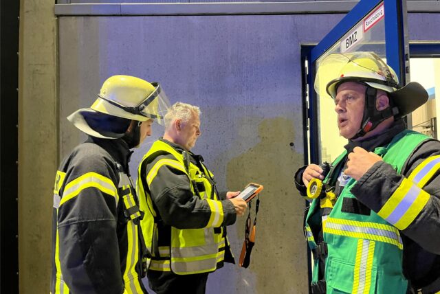 Feuerwehrleute im Einsatz.
