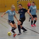 Fußballerinnen im Kampf um den Ball.
