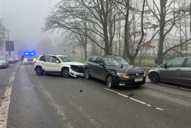 Zwei verunfallte Autos stehen auf einer Straße