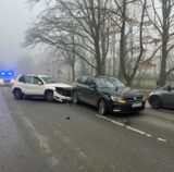 Zwei verunfallte Autos stehen auf einer Straße
