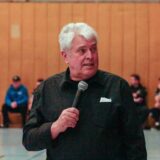Volker König spricht in ein Mikrofon.