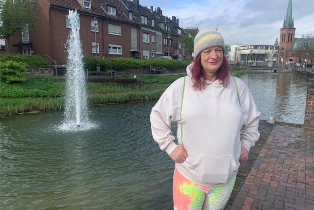Transfrau Lena Marie vor der Wall- und Grabenanlage in Dorsten