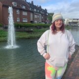 Transfrau Lena Marie vor der Wall- und Grabenanlage in Dorsten