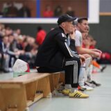 Lorenz Wagener sitzt auf einer Bank.