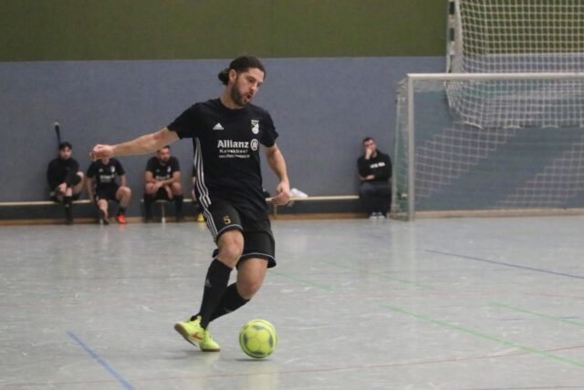 Enes Akyüz am Ball beim Davertpokal.