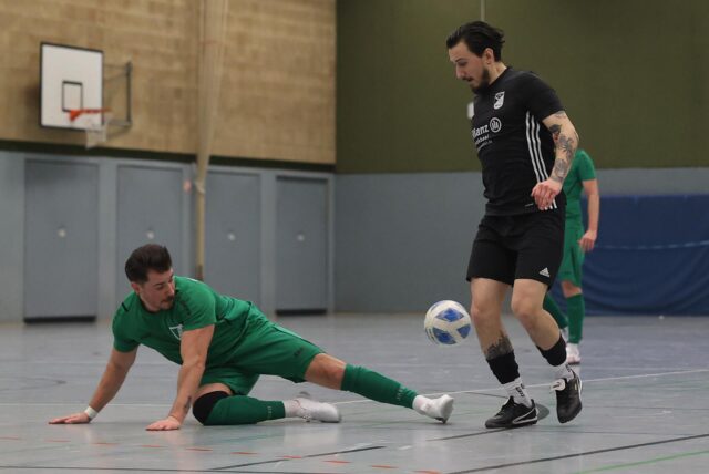 Justin Weiling und Berke Durgut kämpfen um den Ball.