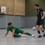 Justin Weiling und Berke Durgut kämpfen um den Ball.