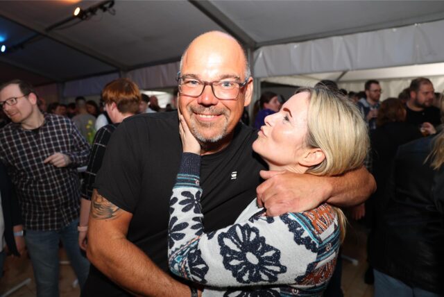 Ein Mann und eine Frau posieren auf einer Party für die Kamera.