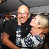 Ein Mann und eine Frau posieren auf einer Party für die Kamera.