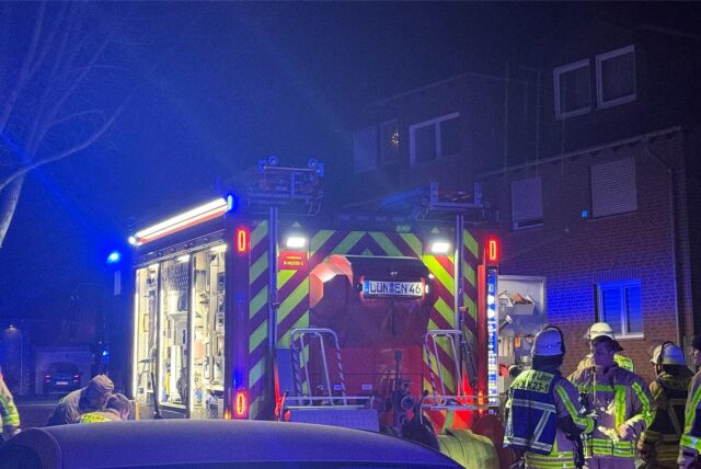 Zu einem Wohnungsbrand an der Gertrud-Bäumer-Straße ist die Feuerwehr Lünen am Samstagabend ausgerückt.