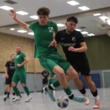 Zwei Spieler von GS Cappenberg und Eintracht Werne im Zweikampf.
