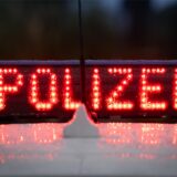 In der Nacht von Samstag (28. Dezember) auf Sonntag (29. Dezember) ist gegen 00.10 Uhr zu einem „nicht alltäglichen Unfall“ in Unna gekommen. In roter Schrift leuchtet der Schriftzug „Polizei“.