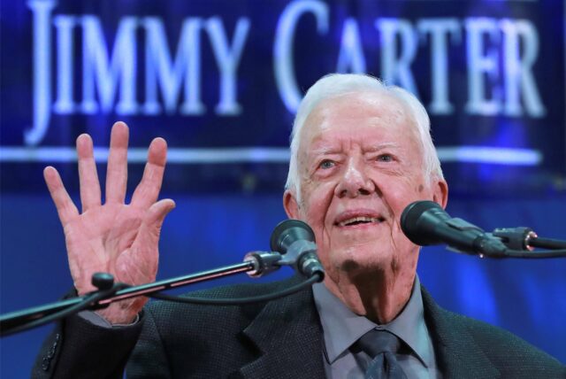 Jimmy Carter, ehemaliger Präsident der Vereinigten Staaten, begrüßt nach der Trauerfeier für die ehemalige First Lady Rosalynn Carter die Gäste.