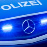 Am Wochenende kam es zu mehreren Unfällen in Menden. Ein Kühlergrill mit Blaulicht und Mercedesstern eines Polizeiwagen. (Symbolfoto)