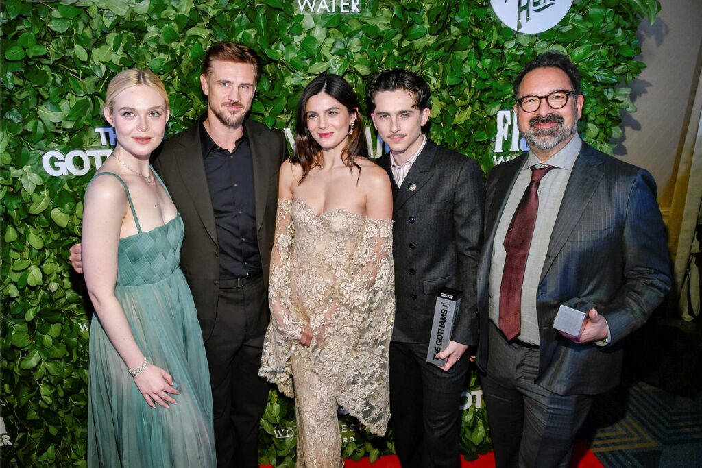 Elle Fanning, von links, Boyd Holbrook und Monica Barbaro posieren mit den Preisträgern Timothee Chalamet und James Mangold mit ihren visionären Auszeichnungen für Elle Fanning, von links, Boyd Holbrook und Monica Barbaro posieren mit den Preisträgern Timothee Chalamet und James Mangold mit ihren visionären Auszeichnungen für