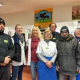 Das Team von Lebensmittel Overmann steht im Geschäft an der Steinstraße in Werne.