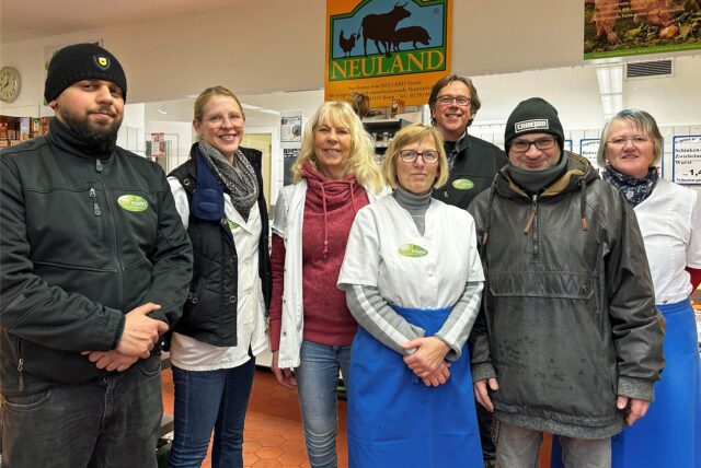 Das Team von Lebensmittel Overmann steht im Geschäft an der Steinstraße in Werne.