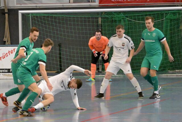 Spieler von Westfalia Wethmar und dem BV Brambauer im Zweikampf.