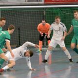 Spieler von Westfalia Wethmar und dem BV Brambauer im Zweikampf.