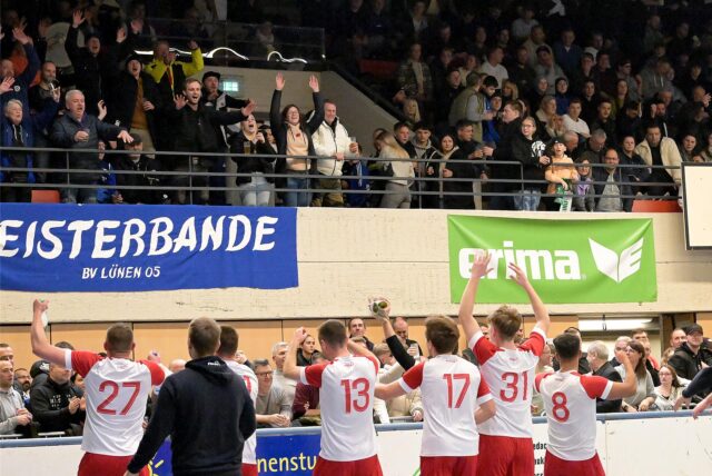 Spieler jubeln vor ihren Fans.