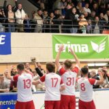 Spieler jubeln vor ihren Fans.