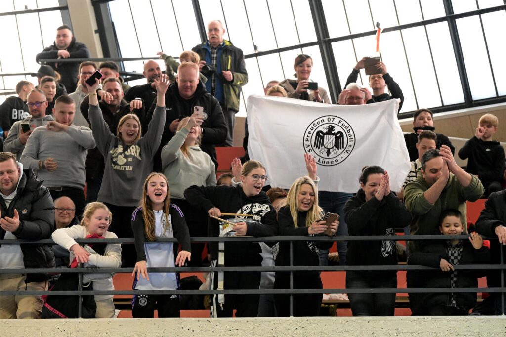 Fans vom SV Preußen Lünen jubeln. Fans vom SV Preußen Lünen jubeln.