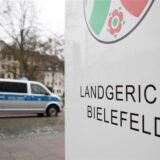 Ein Polizeibus steht vor dem Landgericht Bielefeld.