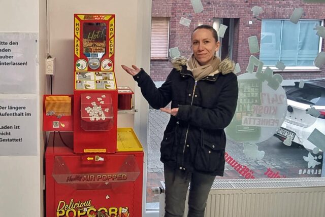 Sarah Pennetta präsentiert den heiß begehrten Popcorn-Automaten.