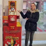 Sarah Pennetta präsentiert den heiß begehrten Popcorn-Automaten.