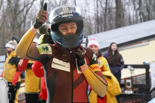 Bobpilotin Laura Nolte jubelt.