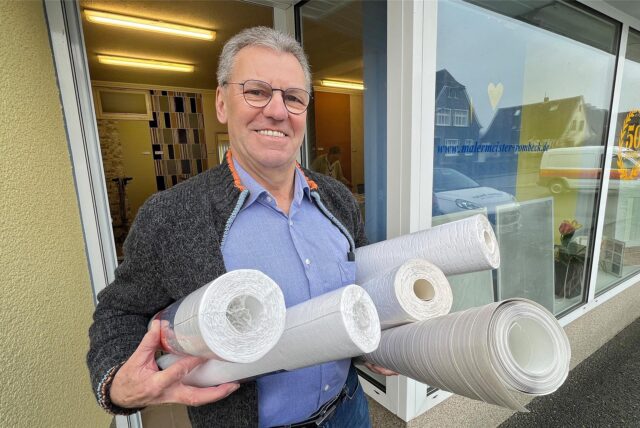 Das Material muss raus: Frank Rombeck räumt den Ausstellungsraum an der Dürerstraße.