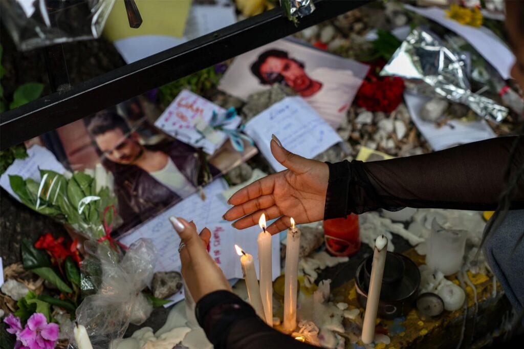 Fotos, Blumen, Briefe - Fans trauern vor dem Hotel, in dem Liam Payne vom Balkon stürzte.