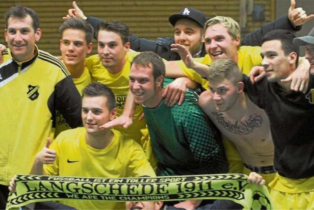 So sehen Sieger aus: Die Reserve des SV Langschede steigerte sich nach schwachem Beginn und setzte sich am Ende sogar im Finale der Fröndenberger Hallenstadtmeisterschaft 2013 gegen den SV Bausenhagen durch.