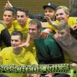 So sehen Sieger aus: Die Reserve des SV Langschede steigerte sich nach schwachem Beginn und setzte sich am Ende sogar im Finale der Fröndenberger Hallenstadtmeisterschaft 2013 gegen den SV Bausenhagen durch.
