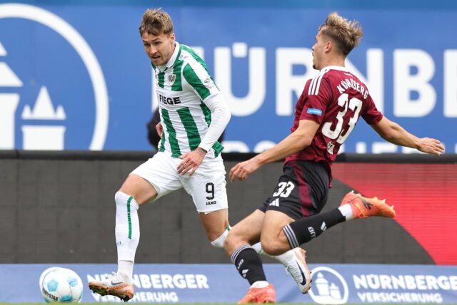Joel Grodowski geht in einen Zweikampf.