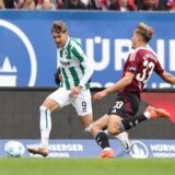 Joel Grodowski geht in einen Zweikampf.