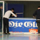 Menschen bauen eine Rundumbande auf.